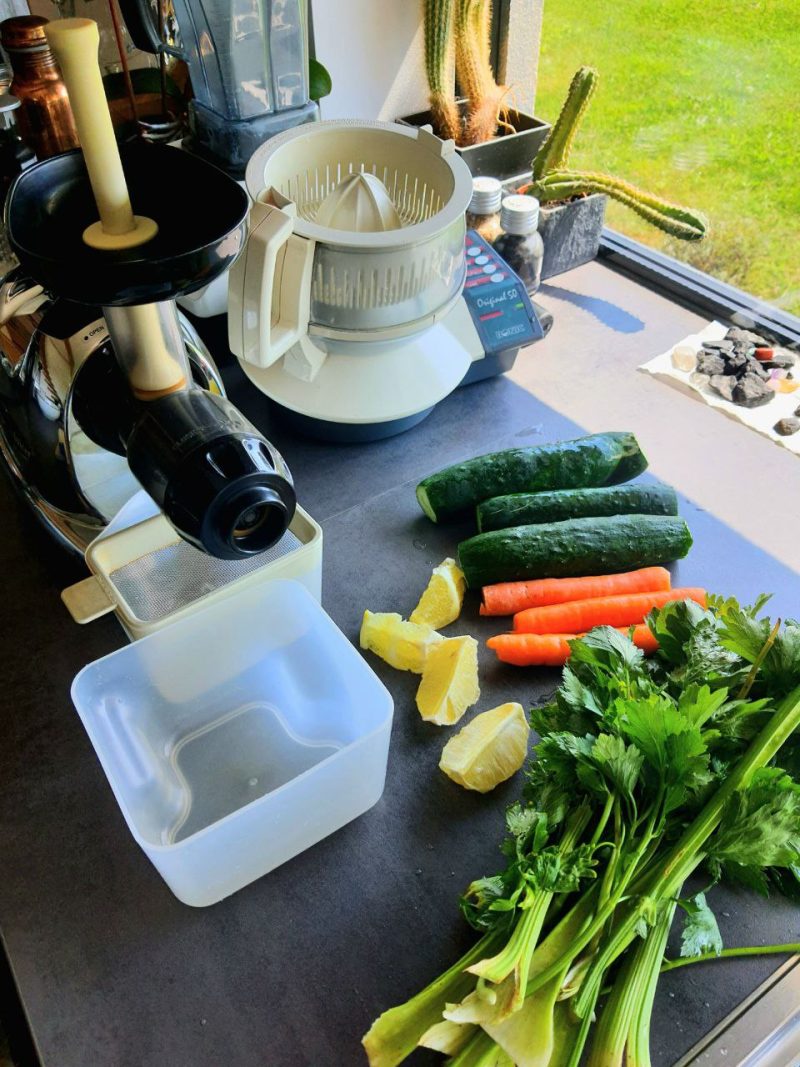 Sok iz zelene, limone, kumar, korenja